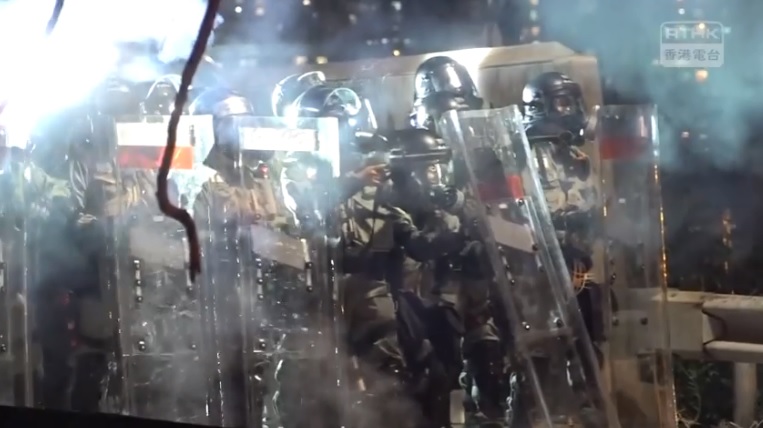 香港警方12日晚間攻入中文大學，，以暴力對付學生，民進黨晚間發表聲明，強烈譴責暴行。   圖：翻攝RTHK VNEWS臉書影片
