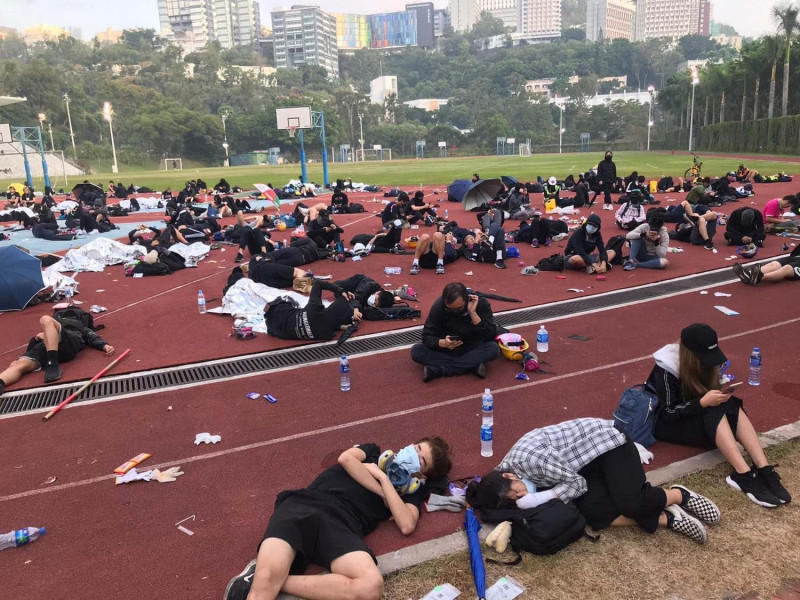 香港中文大學一夜動亂後，學生在校園就地休息。   圖：翻攝Stand News立場新聞臉書