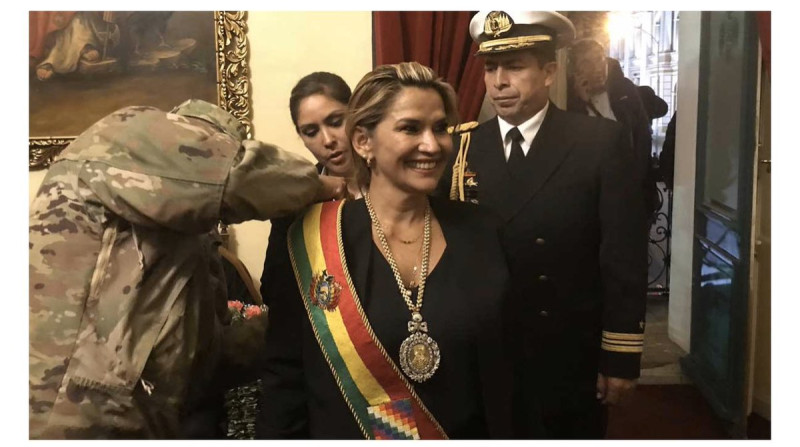 雖然沒有獲得足夠法定人數，玻利維亞國會仍宣告由艾尼茲（前）出任臨時總統。   圖：翻攝自Giovanna推特