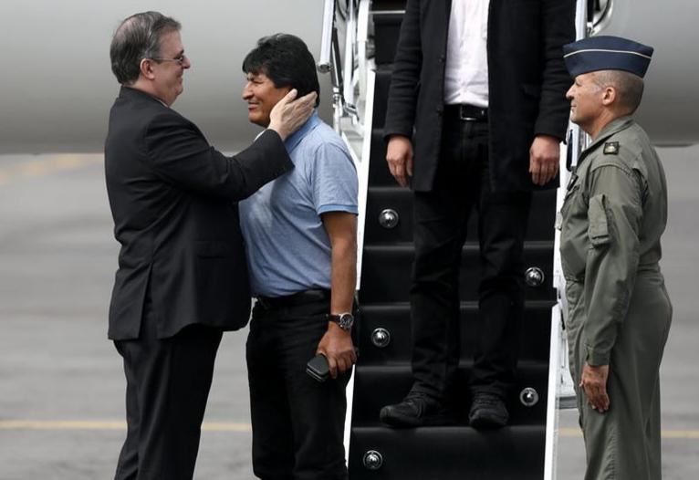 玻利維亞被下台的總統莫拉萊斯（左二）抵達墨西哥，獲得熱烈歡迎。   圖：翻攝自莫拉萊斯推特