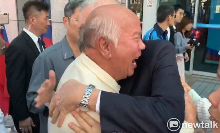 國民黨主席吳敦義與支持者擁抱。   圖：黃建豪/攝