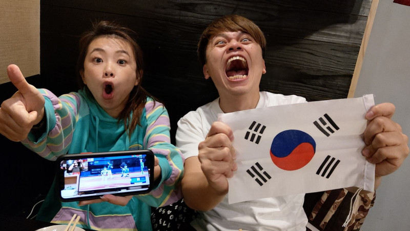 蔡阿嘎（右）和老婆為南韓隊「應援」。   圖／翻攝臉書