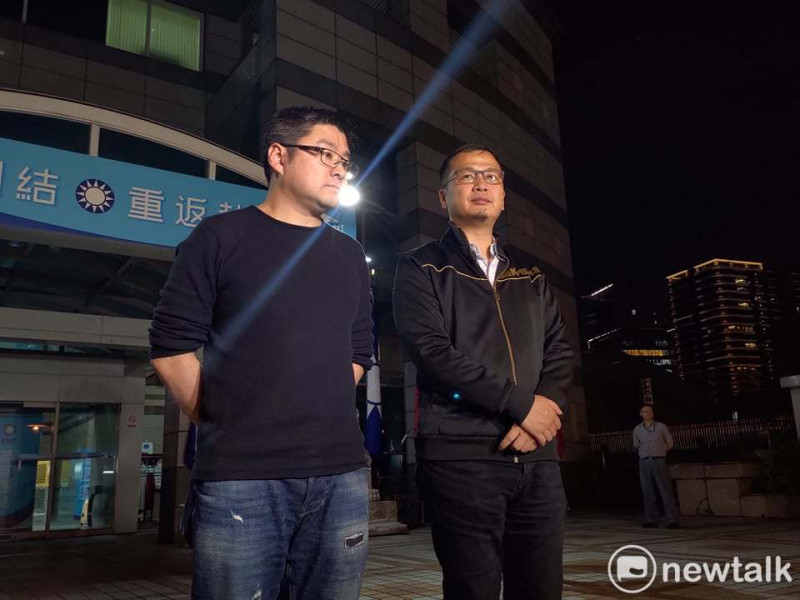 前總統府副發言人羅智強（右）、國民黨台北市議員徐弘庭（左）表達對國民黨主席吳敦義自列安全名單的不滿。   圖：黃建豪/攝