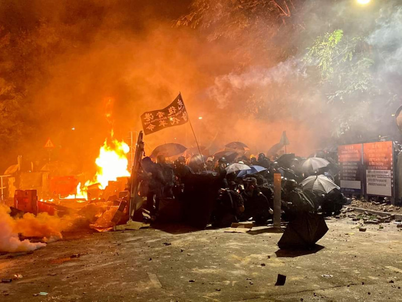 香港中文大學連兩日成為示威者與港警抗爭的現場，局勢相當混亂。      圖：翻攝自推特