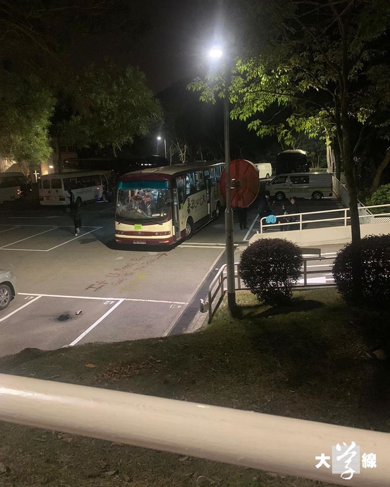 香港中文大學學生抗爭，徵調校內唯一的巴士充當運兵車。   圖：翻攝自香港中文大學《大學線》臉書