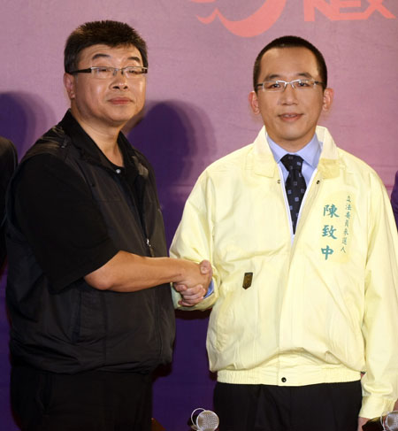 2011年曾經對壘、交手的邱毅(左)與陳致中(右)。   圖：中央社提供(資料照片)