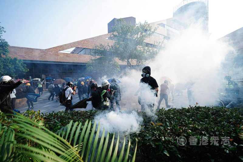 香港理工大學，防暴警察施放催淚彈。   圖：翻攝香港眾志 Demosistō臉書(資料照片)