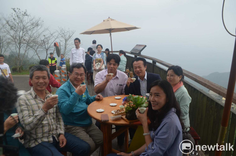 民進黨立委參選人陳明文（左二）關心山區茶業，與茶農泡茶聊天，顯得老神在在。   圖：蔡坤龍/攝