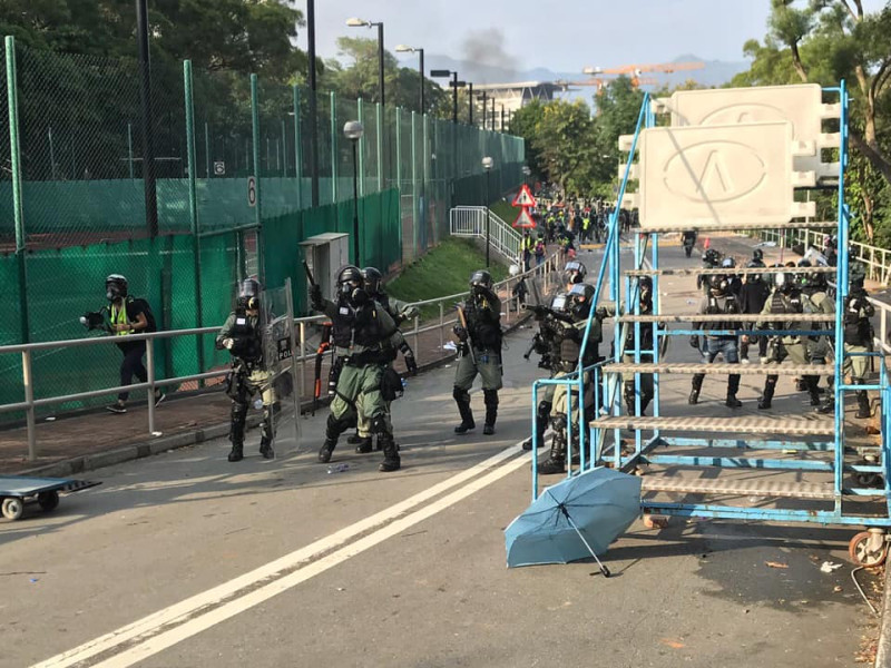 香港鎮暴警察強行攻入中文大學校園，他們頭戴面罩，看起來像科幻電影裡的衝鋒隊士兵，「可以是任何人」。   圖：翻攝自香港中大學生報臉書