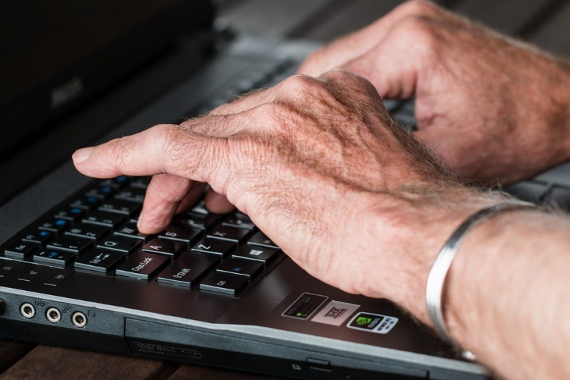職安署明年優先補助項目納入預防中高齡職災。   圖：pixabay