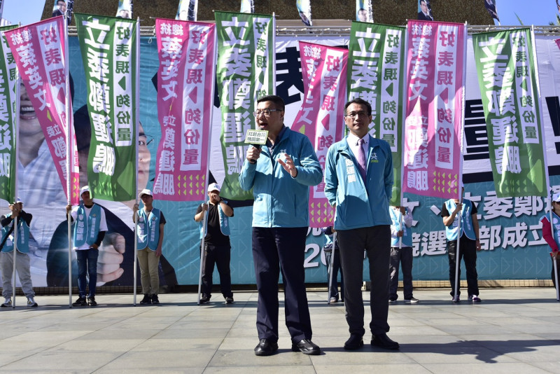卓榮泰(左一)向國民黨主席吳敦義喊話，「再怎樣是非不分都不能將國家安全往後擺。」   圖：民進黨提供