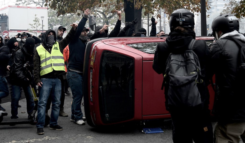 法國反政府示威「黃背心」運動將滿一週年，抗議人士16日再度走上巴黎街頭。（法新社提供）   