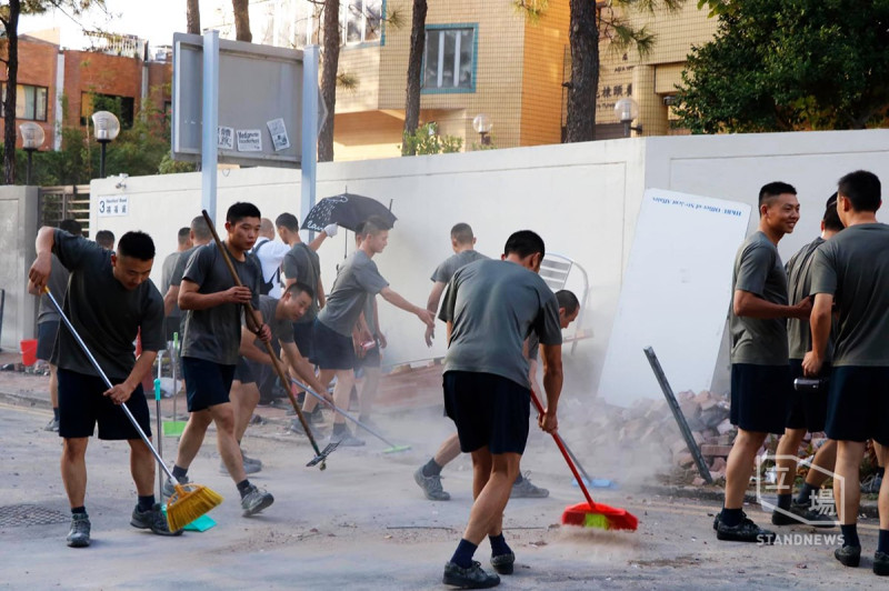解放軍駐港部隊16日下午4時半外出幫忙清理雜物，表示是「自發」行動。   圖：擷取自立場新聞臉書