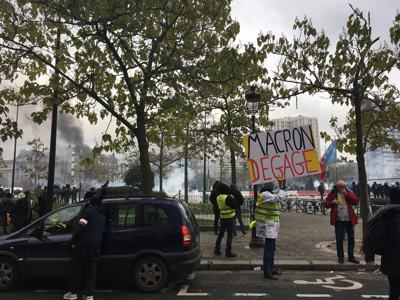 黃背心支持者上街，手舉「馬克宏滾蛋」標語，傳達對法國總統馬克宏的不滿   圖：中央社