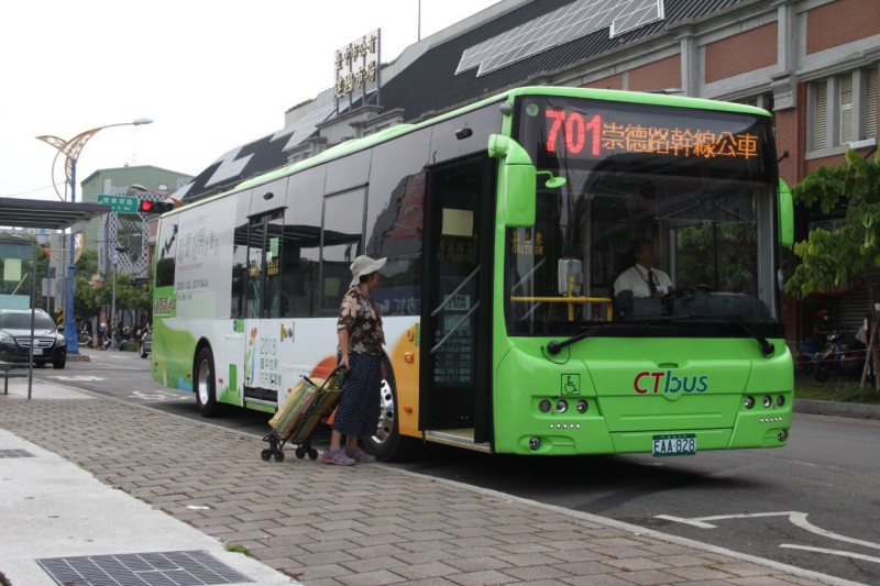 台中市電動公車數量從102年10輛，累計至今年10月底已達182輛。   圖：台中市交通局／提供