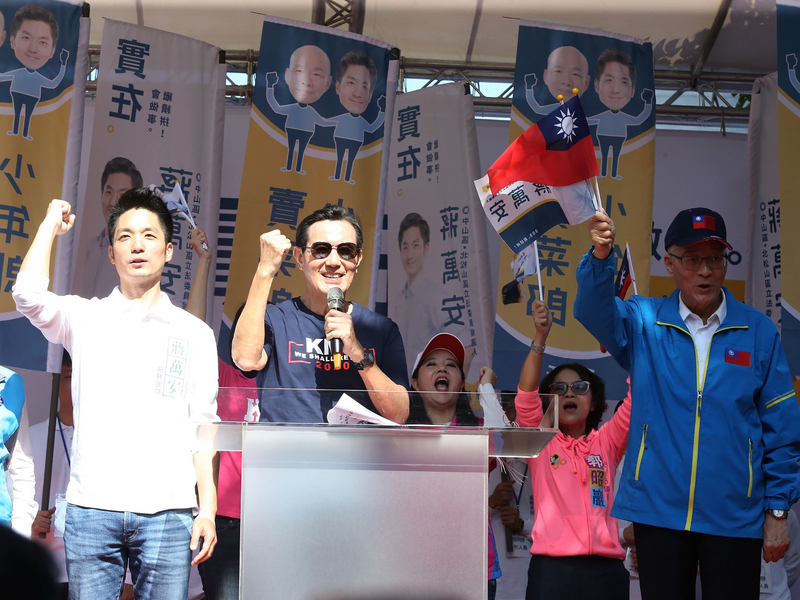 前總統馬英九（前中）為國民黨立委候選人蔣萬安（前左）站台輔選。   圖：中央社提供（資料照）