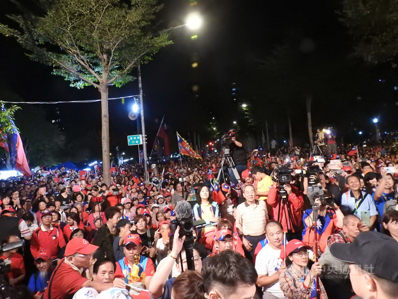 國民黨總統參選人韓國瑜17日晚間到新北市中和區出席造勢活動，吸引大批支持者到場力挺，現場人潮洶湧，場面熱烈。   圖：中央社提供