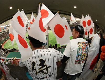 2019世界12強棒球錦標賽冠軍戰17日晚間在東京巨蛋開打，日本與韓國再度交手，現場有日本球迷頭上戴著插滿日本國旗的帽子，全力為日本隊加油。   圖：中央社提供
