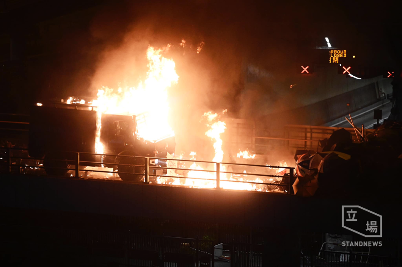 香港理工大學附近發生嚴重衝突，警方裝甲卡車被汽油彈攻擊，起火燃燒。   圖：翻攝自立場新聞臉書。
