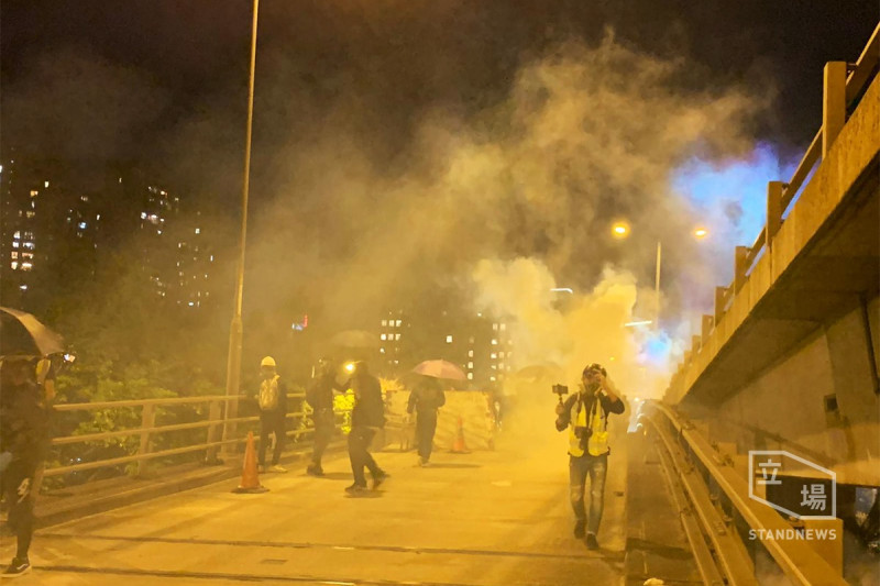 香港理工大學周邊爆發反送中抗爭衝突晚間仍在持續，警方仍不斷發射催淚彈驅散示威者。   圖：翻攝自立場新聞臉書。