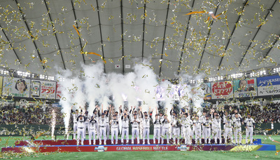2019世界12強棒球錦標賽決賽17日晚間在東京巨蛋舉行，終場由地主國日本（圖）以5比3逆轉勝韓國，奪下本屆賽事冠軍，場內拋下金色彩帶歡慶。   圖：中央社提供