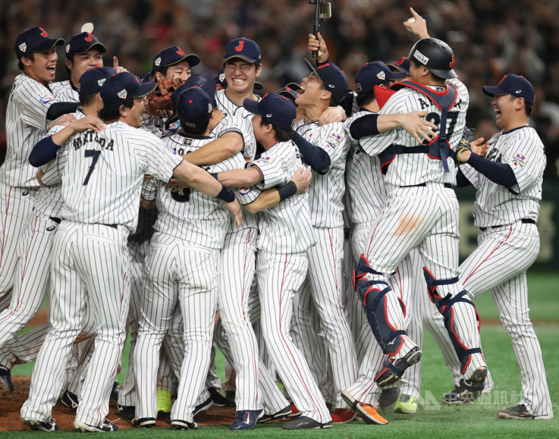 2019世界12強棒球錦標賽17日晚間由日本隊（圖）與韓國隊爭奪冠軍獎盃，日本隊一開場就遭轟，但馬上逆轉超前，終場以5比3奪勝，拿下第2屆12強賽事冠軍，選手在場內興奮慶祝。   圖：中央社提供