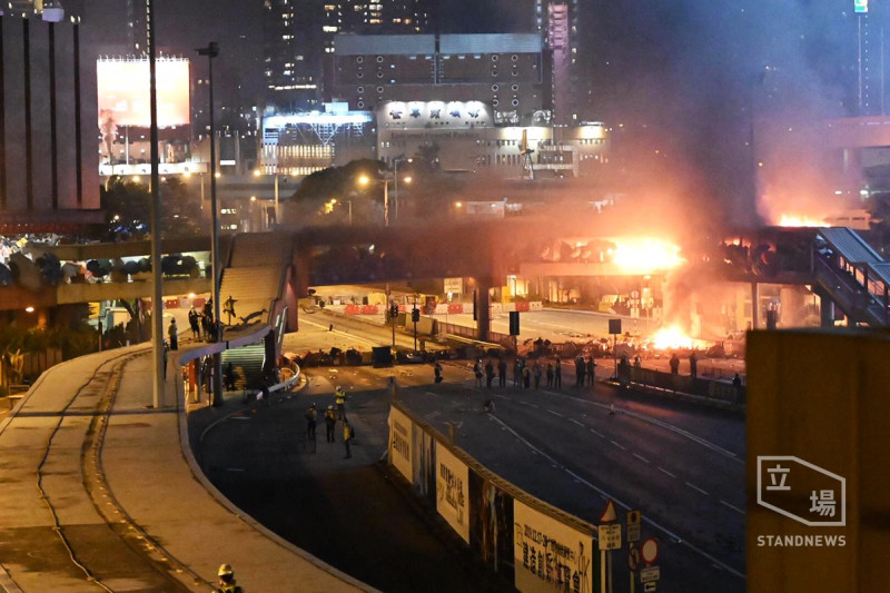 晚間7時示威者焚毀連接理工大學與紅磡火車站的人行天橋。   圖：翻攝自立場新聞臉書。