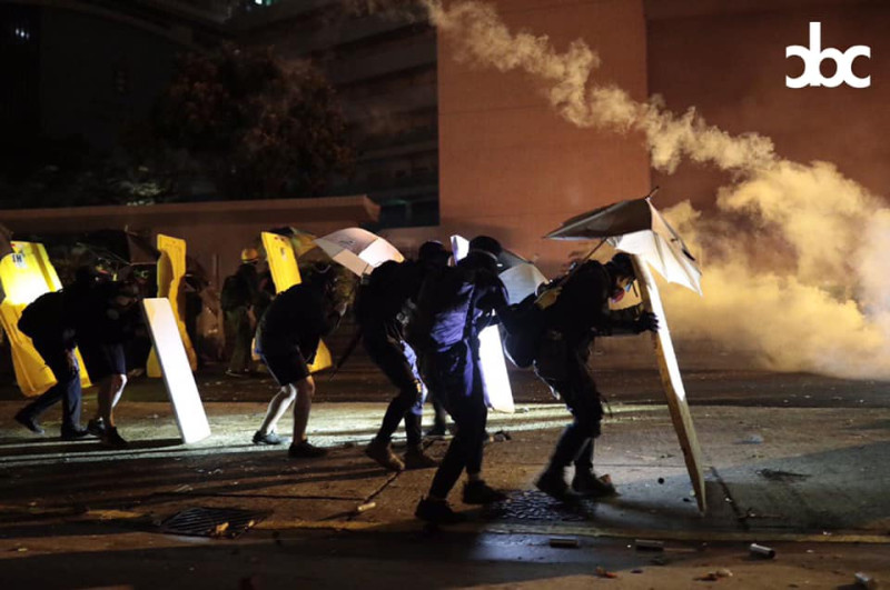 18日凌晨4時29分，示威者欲乘機往理工大學方向推前防線，警員連番發射多枚催淚彈及橡膠子彈，示威者不敵警方猛烈攻勢，只好後退。   圖：翻攝城市廣播 City Broadcasting Channel (CBC)臉書