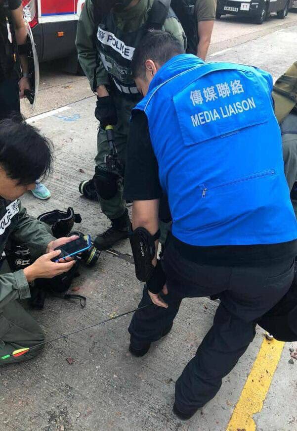 一名警方傳媒聯絡隊人員的小腿被示威者的弓箭射中，因此受傷送醫，讓現場迅速升溫。   圖：翻攝自推特