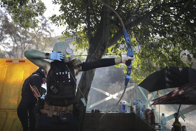 示威者發射弓箭，攻擊警方。   圖：翻攝自推特