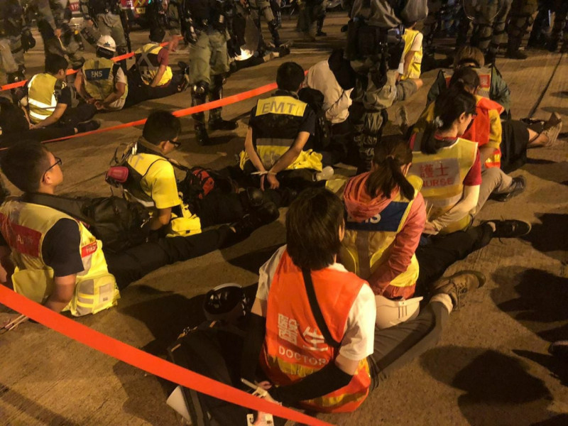 香港理大傳急救人員和救護人員已被警方拘捕和帶走。   圖：翻攝香港突發事故報料區臉書