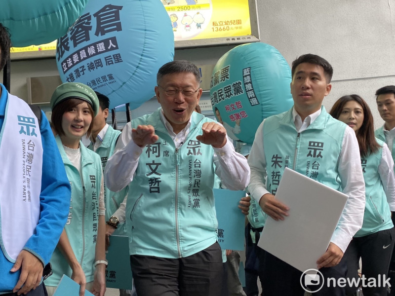 台北市長兼民眾黨主席柯文哲今日要接受媒體聯訪前，笑說自己又要游進鯊魚（記者）中。   圖：周煊惠 ／攝