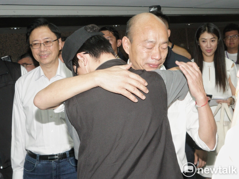 韓國瑜與這幾月擔任他隨扈工作的警察相擁告別，敬禮道別後，一些警察當場啜泣。   圖：張良一/攝