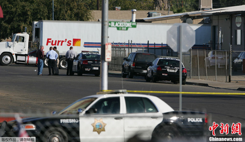 美國加州弗瑞斯諾市（Fresno），歹徒潛入一處民宅後院，朝足球觀賽派對中的群眾開槍，造成10人中彈，其中4人死亡。   圖 : 翻攝自中新網