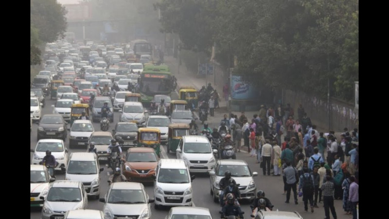 印度馬路如虎口，行人交通事故死亡率近年不斷上升，與2014年相較，2018年行人死亡人數上升84%，平均每天有62名行人死於交通事故。   圖 : 翻攝自youtube.com