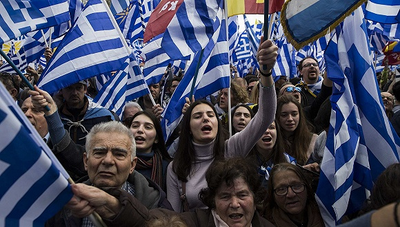 3萬多名希臘民眾今天走上街頭示威，紀念1973年的反軍政府起義。   圖 : 翻攝自視覺中國