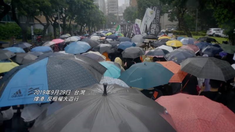 導演李惠仁表示，紀錄片要提醒台灣人，民主自由絕不是天上掉下來的。   圖 : 翻攝「自由．飛」紀錄片畫面