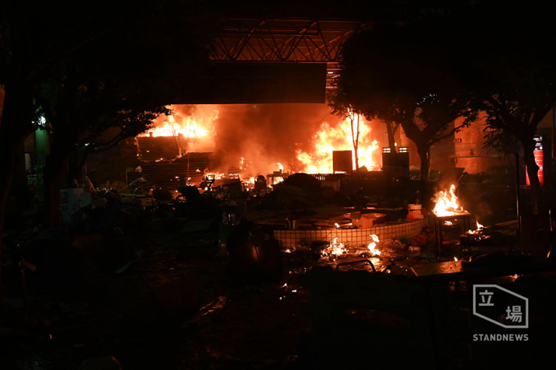 示威者在理工大學與港警通宵對峙爆發激烈衝突，遍地烽火。   圖：翻攝立場新聞