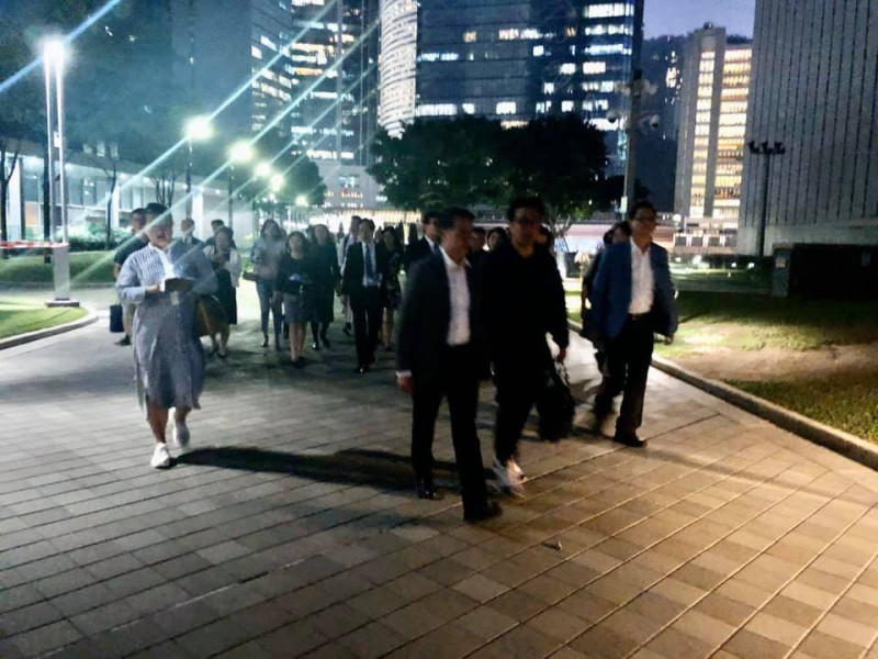 數十位香港中學校長與法界代表18日深夜進入理工大學，勸說示威者跟隨他們和平撤離。   圖：翻攝自葉建源臉書