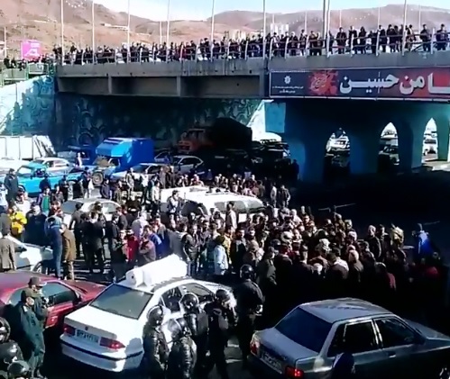 伊朗無預警大幅調漲油價50%～300%不等，引爆民眾怒火，反政府示威蔓延全國93城，警方鎮壓造成300多人死亡。   圖：翻攝自Maryam推特