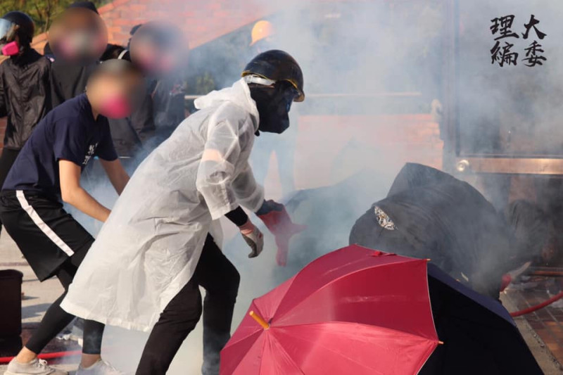 香港理工大學遭到港警猛烈攻擊，校園淪為戰場，學生示威者互相援助打氣，強調「一個都不能少」。   圖：翻攝自理大學生報編委會臉書