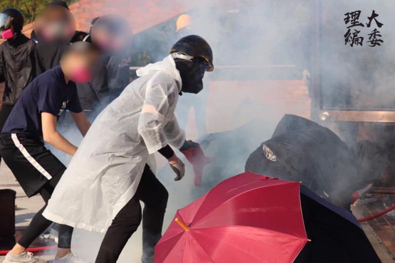 2019年香港爆發反送中示威遊行，多所大學校園被牽涉其中。(圖為香港理工大學遭到港警猛烈攻擊)   圖：翻攝自理大學生報編委會臉書(資料照)