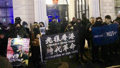 上百名海外港人心繫香港情勢，今天晚間聚集在中國駐英大使館前高呼口號抗議。   圖 : 中央社