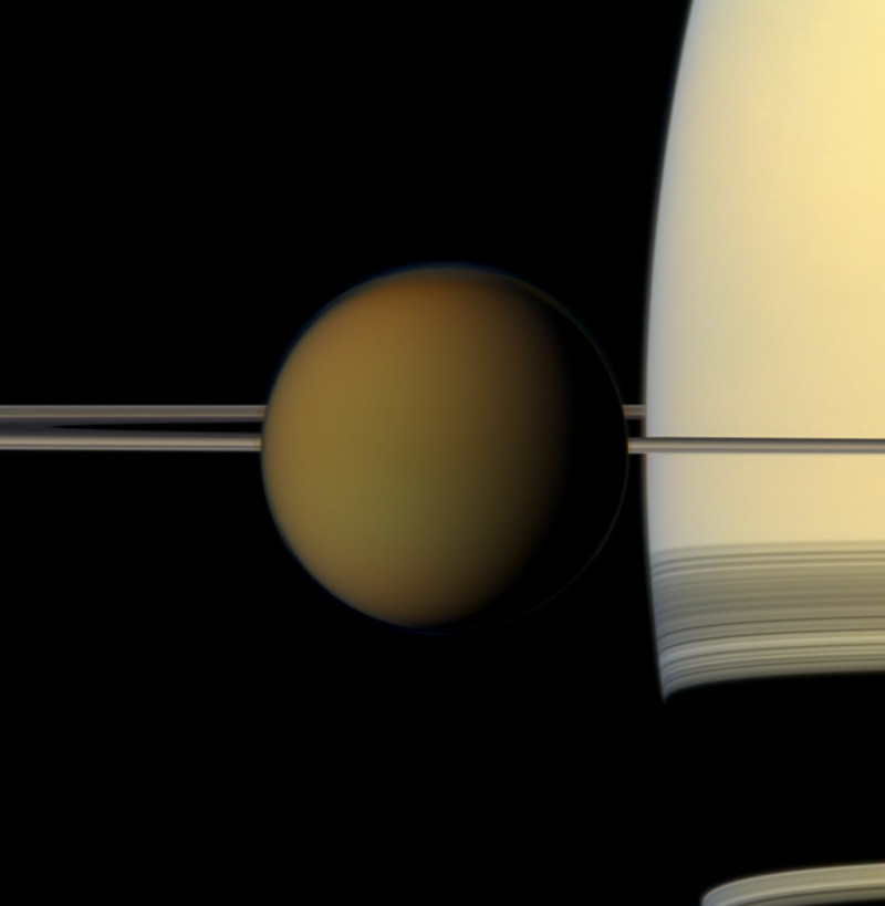 科學家說，土星有眾多衛星，最大衛星泰坦從地質角度而言是太陽系中最多樣的。   圖：截取自NASA官網