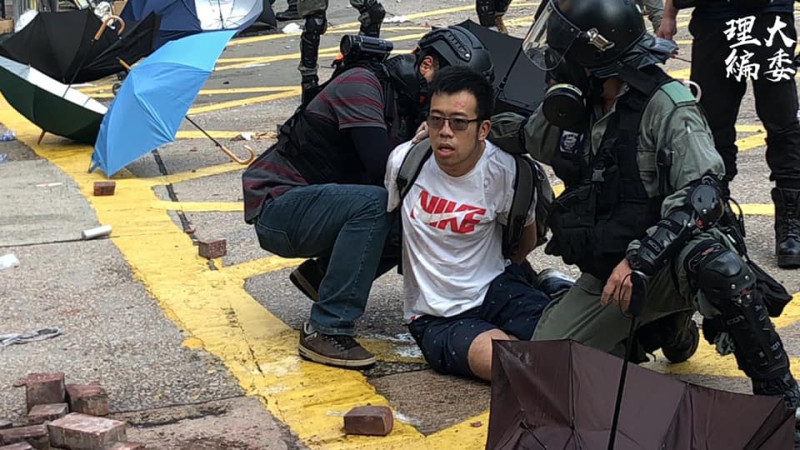 香港鎮暴警察連日於香港理工大學周遭發射多枚催淚彈，並拘捕多位民眾。   圖：翻攝自理大學生報編委會 hkpusu PressCom