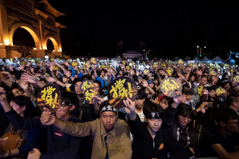 眾人手舉「撐」標語，頭綁「香港加油」聲援香港。   圖：守民主護台灣大聯盟/提供