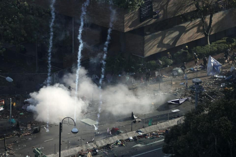 香港警察武力鎮壓示威抗議，瘋狂發射催淚彈等武器，化學物質幾乎瀰漫全香港，引起國際關注。   圖：翻攝自香港大學學生會學苑即時新聞臉書
