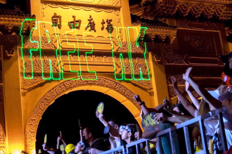 17日晚間在自由廣場舉辦的「撐香港!要自由演唱會」吸引逾兩萬民眾參與。   圖：守民主護台灣大聯盟/提供