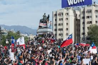 智利警方今天宣布，停止在鎮壓街頭示威時使用疑似內含金屬的橡膠鳥彈。智利當局先前在鎮暴時動用這種子彈，導致200多名示威者眼睛受傷，引發眾怒。   圖 : 翻攝自維基百科