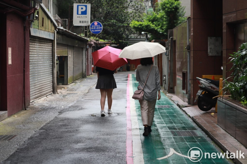 中央氣象局預報表示，因一波華南雲雨區移到台灣，中部以北及東北部地區有短暫陣雨甚至雷雨。   圖：葉宜哲/攝